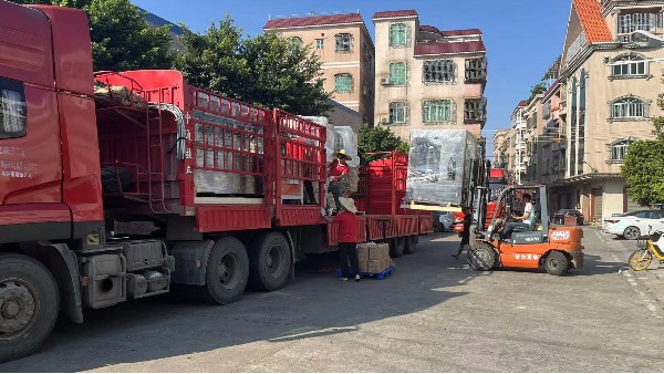 譚工發(fā)貨篇：陜西保健食品客戶訂購的小金碗灌裝線裝車發(fā)往陜西