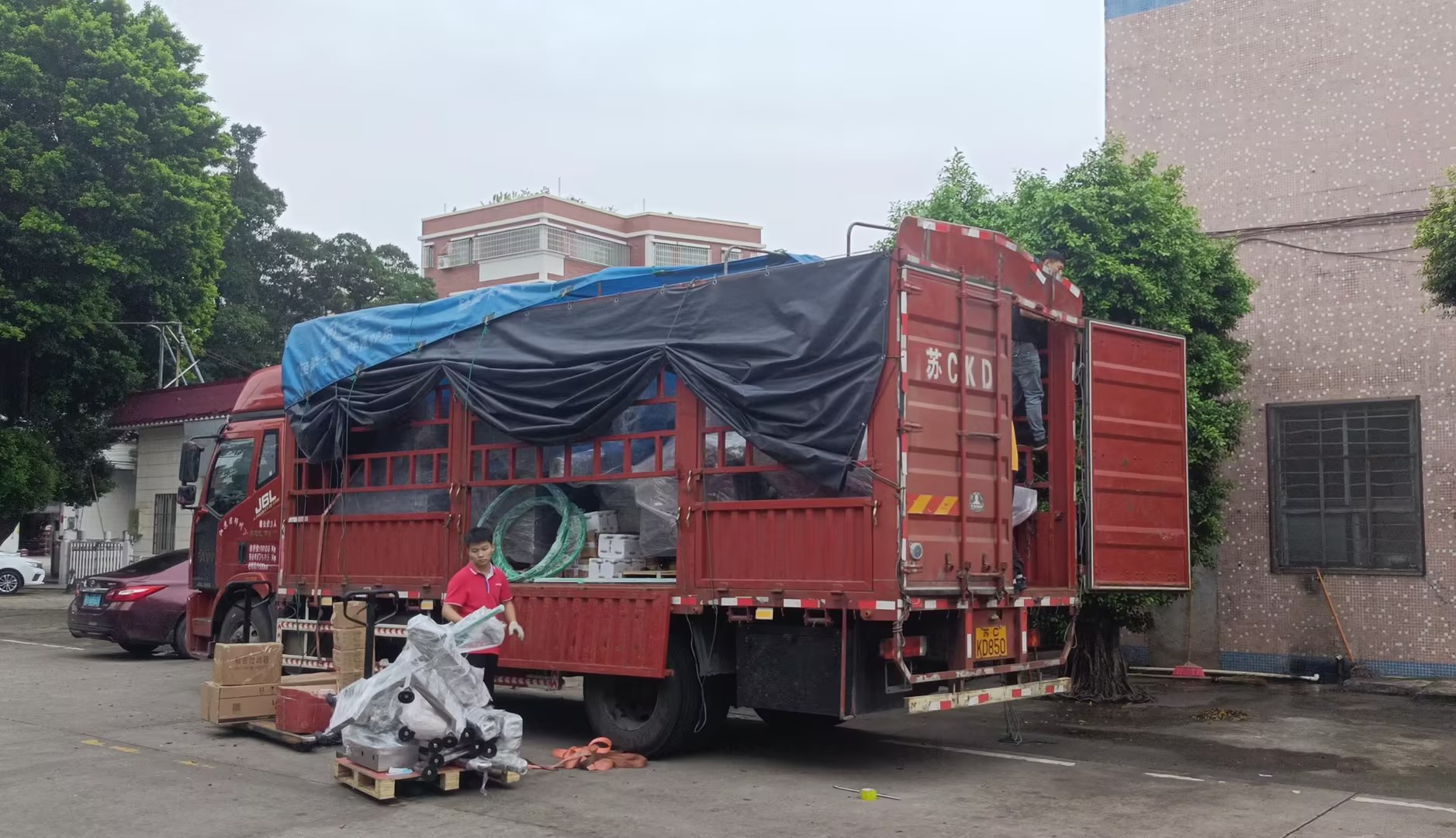 海南食品客戶定制的整條醬料灌裝生產(chǎn)線今日裝車發(fā)貨